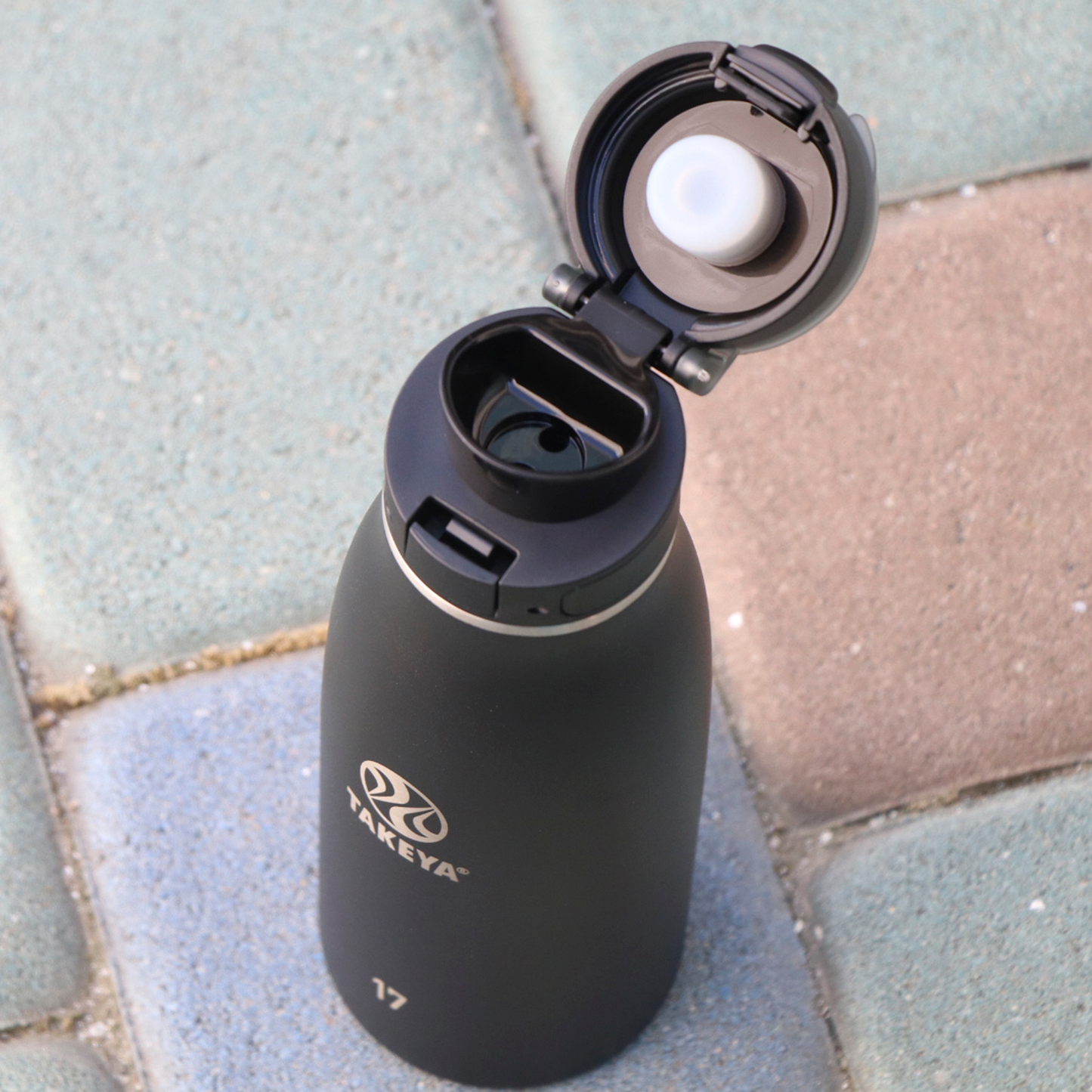 traveler-fliplocktm-lid-h2 96076-R-TravelerLid-Lifestyle-Onyx.png